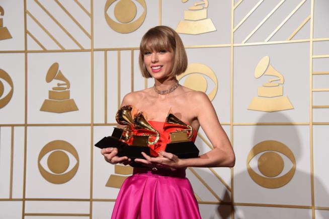 Taylor Swift è la cantante più pagata secondo Forbes Primo piano di Taylor Swift