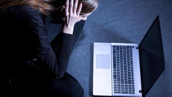 Una nuova ricerca dimostra che i social network aumentano ansia e depressione Giovane depressa davanti a un portatile