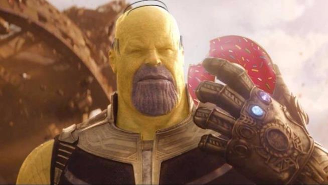 MEME sul trailer Avengers: Infinity War Thanos nel trailer di Avengers: Infinity War come Homer Simpson