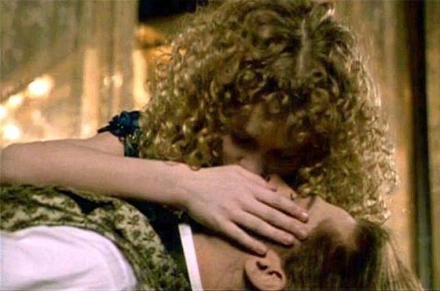 Brad Pitt e Kirsten Dust si baciano nel film bacio Brad Pitt Kirsten Dust