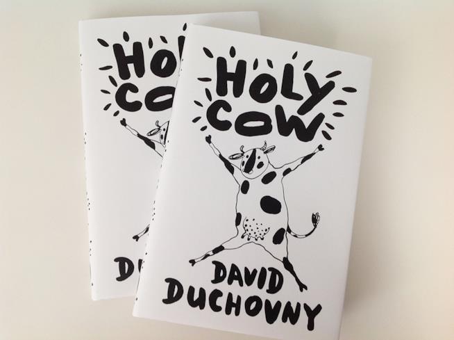 Porca Vacca (Holy Cow il titolo originale) è il primo romanzo di David Duchovny Due copie del libro di David Duchovny "Holy Cow" che in italiano si intitolerà "Porca Vacca"