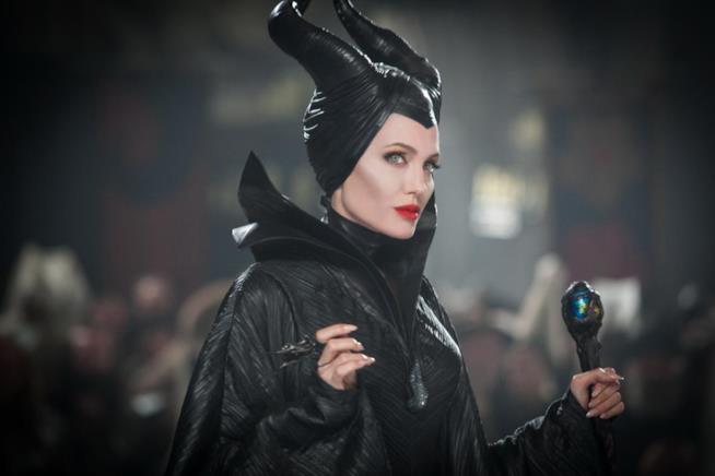 Il copione di Malefica 2 passa allo sceneggiatore di Spectre? Angelina Jolie nei panni di Malefica in Maleficent