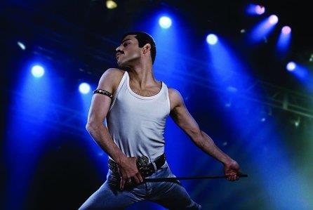 Rami Malek scatenato Rami Malek impersona Freddie Mercury in una scena del film