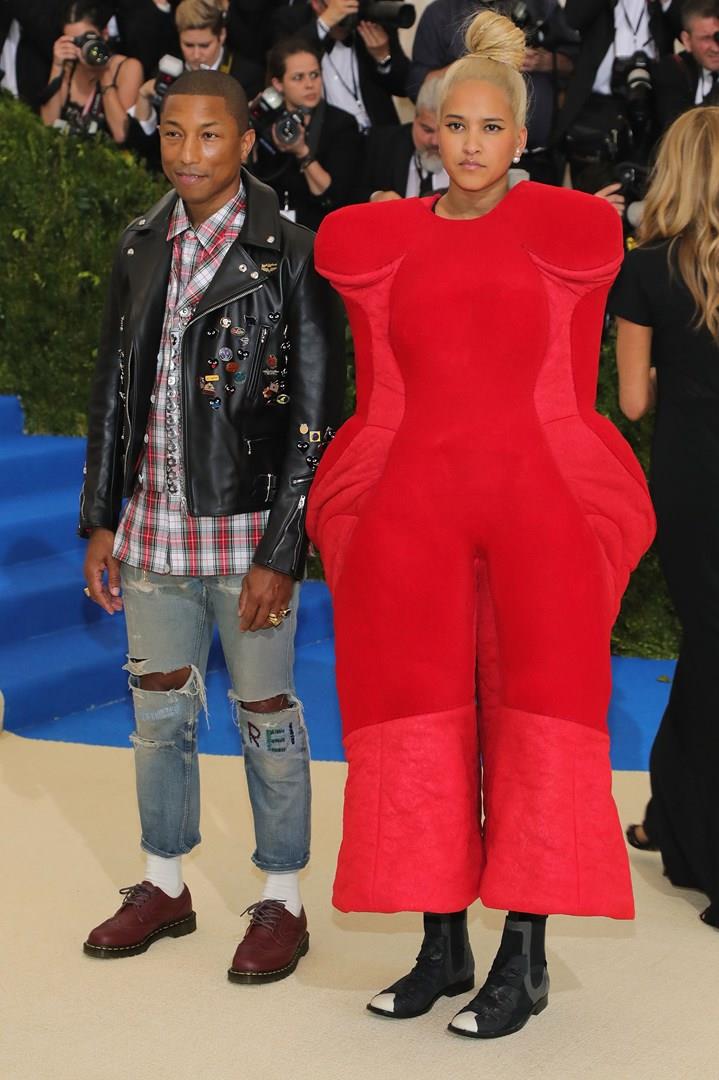 Helen Lasichanh e Pharrell Williams Helen Lasichanh e Pharrell Williams al MET Gala