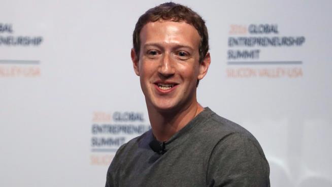 Zuckerberg mette Facebook al servizio della CRI per aiutare le zone terremotate (ma è polemica) Mark Zuckerberg a un evento ufficiale con il consueto look casual