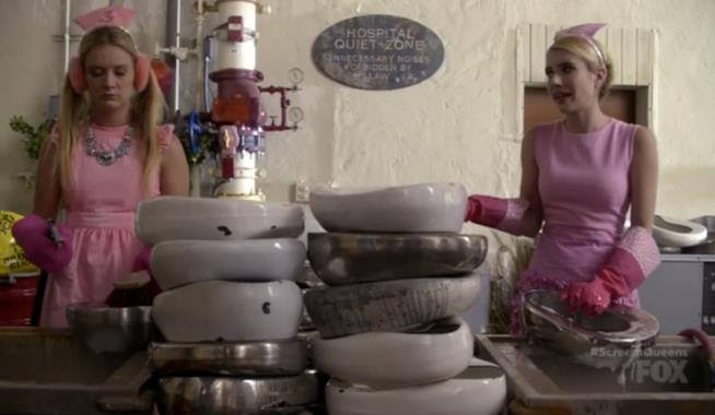 Recensione dell'episodio 2x05 di Scream Queens Chanel Oberlin e Chanel #3 lavano le padelle dell'ospedale