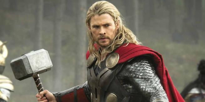 Chris Hemsworth nel ruolo di Thor Chris Hemsworth con il martello nel film Thor