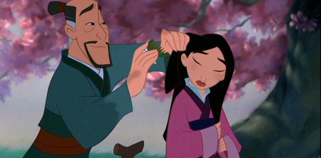 Mulan ed il padre nel cartone animato Disney Il padre di Mulan le ferma i capelli nel film