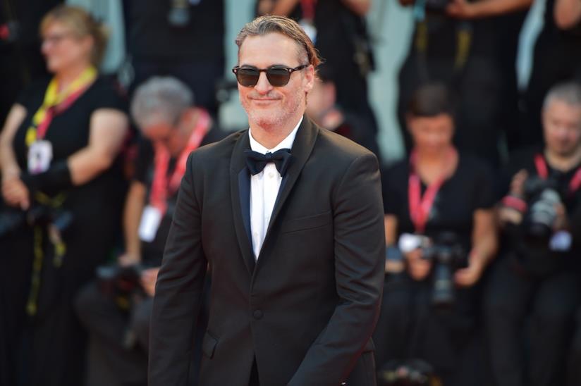 Joker: 8 minuti di applausi a Venezia per il film con Joaquin Phoenix Joaquin Phoenix a Venezia 76