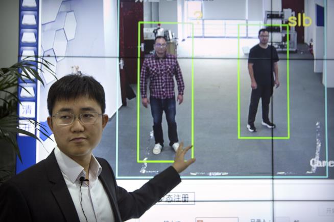 Cina, la tecnologia che identifica le persone dal modo di camminare Il sistema di riconoscimento cinese in base all'andatura e alla silhouette in azione