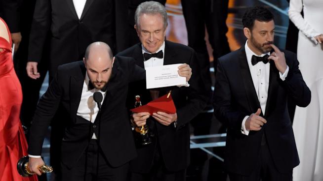 Agli Oscar 2017, La La Land è stato premiato per errore al posto di Moonlight Il produttore di La La Land, Jordan Horowitz, annuncia la vittoria di Moonlight