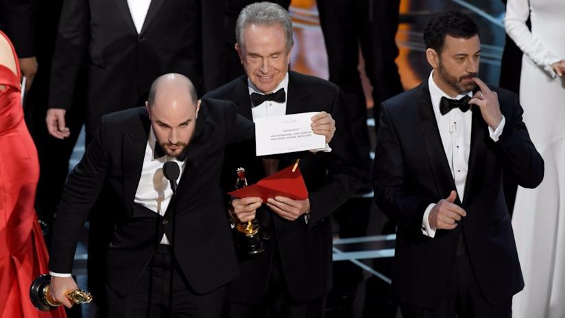 Agli Oscar 2017, La La Land è stato premiato per errore al posto di Moonlight Il produttore di La La Land, Jordan Horowitz, annuncia la vittoria di Moonlight