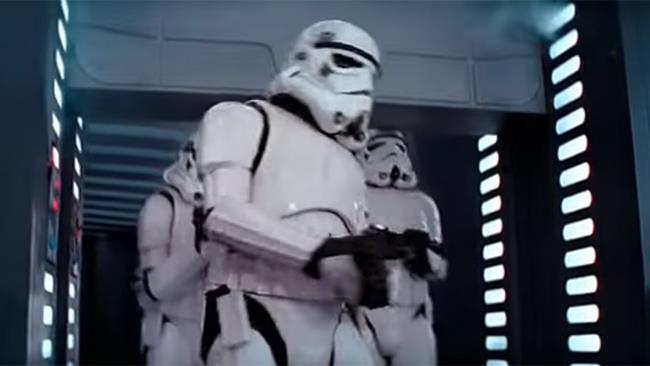 Star Wars: lo Stormtrooper che batte la testa in Una Nuova Speranza racconta la sua verità Lo "Stormtrooper maldestro" di Star Wars (a destra) immortalato nel momento in cui batte la testa