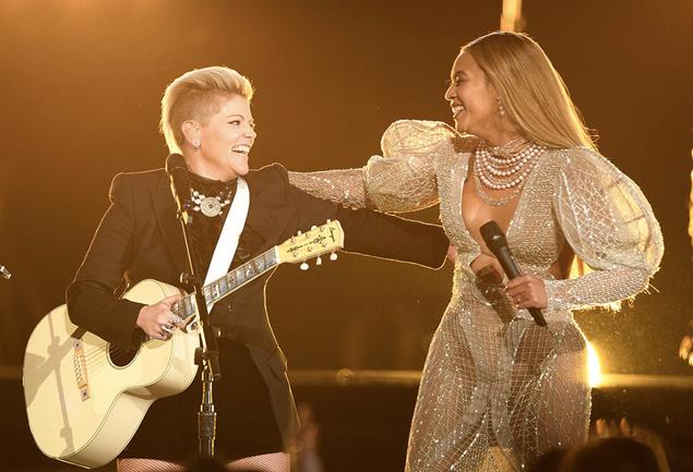 Beyoncé, look esagerato ai CMA Beyoncé sul palco dei CMA con Dixie Chicks