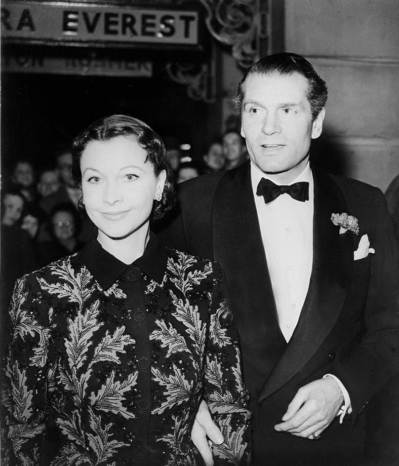 Vivien Leigh e Laurence Olivier Vivien sorride al fianco del marito Laurence Olivier