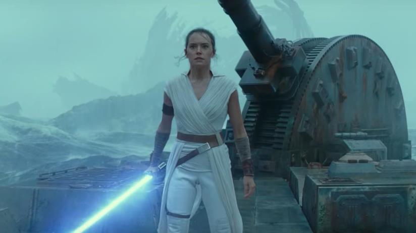 Il romanzo ufficiale di Star Wars: L'Ascesa di Skywalker ha svelato nuovi retroscena sul padre di Rey Rey con la spada laser blu in mano