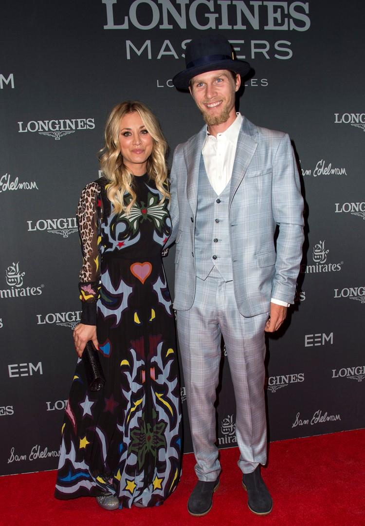 Kaley Cuoco parla del divorzio e dei suoi interventi di chirurgia estetica Kaley Cuoco con il fidanzato Karl Cook sul red carpet del Longines Masters Los Angeles Gala