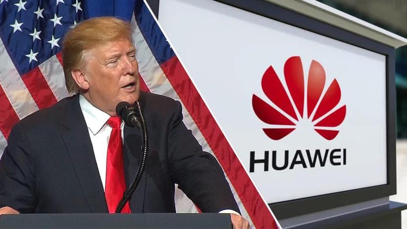 Il presidente USA Trump riapre alla vendita di apparecchiature a Huawei Il Presidente USA Donald Trump (sinistra) e il logo di Huawei (destra)