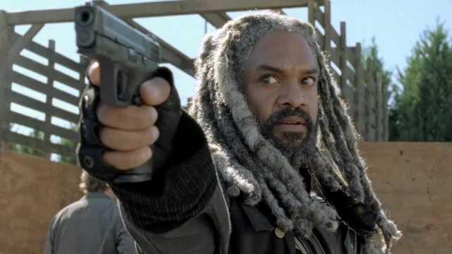 L'attore Kary Payton è Re Ezekiel di The Walking Dead Re Ezekiel punta la sua pistola contro il nemico