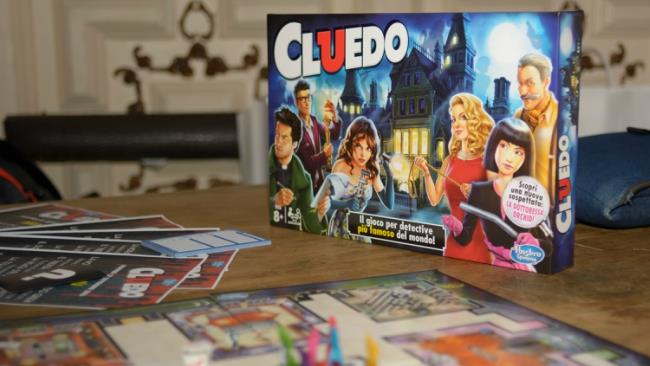 Addio Signora White, Cluedo si rinnova con un nuovo sospettato La scatola della nuova edizione di Cluedo