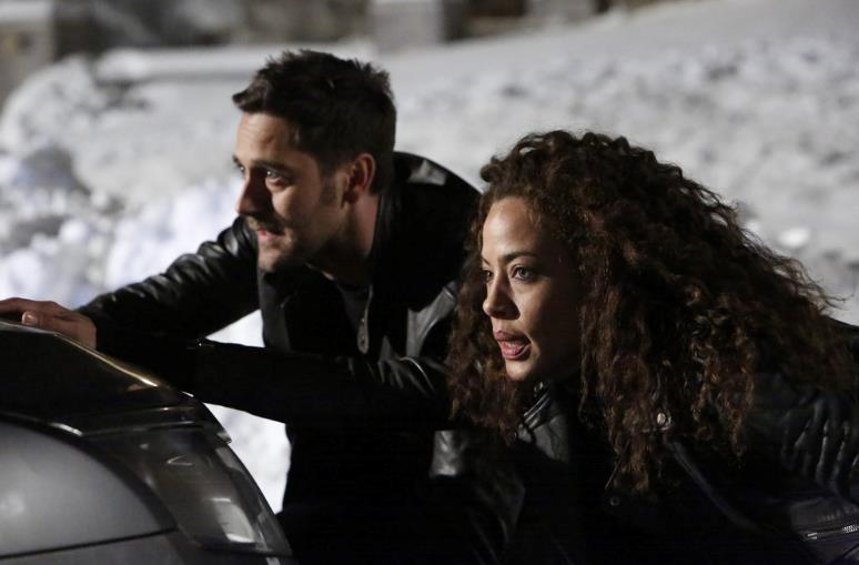 The Blacklist: Redemption 1x03 Tom e Nez in una scena di The Blacklist: Redemption 1x03