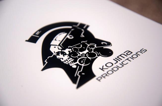 Kojima presenta l'intera figura della mascotte Ludens Il logo di Kojima Productions con Ludens