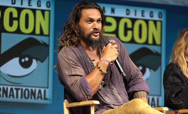 Jason Momoa trasformato in un meme che invita a lavarsi le mani Jason Momoa