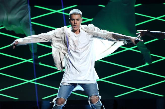 Justin Bieber se la prende con una fan dal palco Primo piano di Justin Bieber