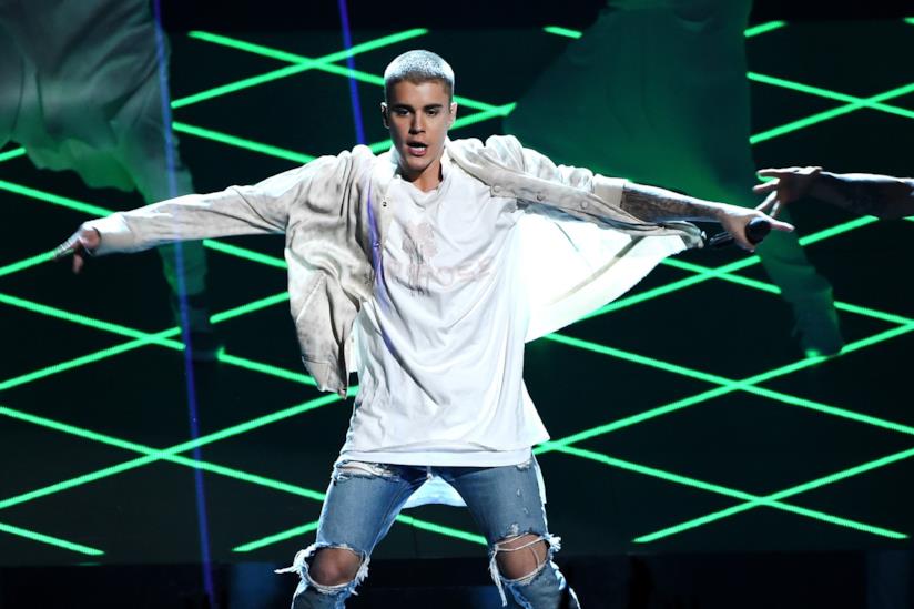 Justin Bieber se la prende con una fan dal palco Primo piano di Justin Bieber