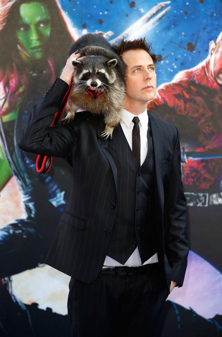 Il procione Oreo con James Gunn James Gunn porta il procione Oreo sulla spalla