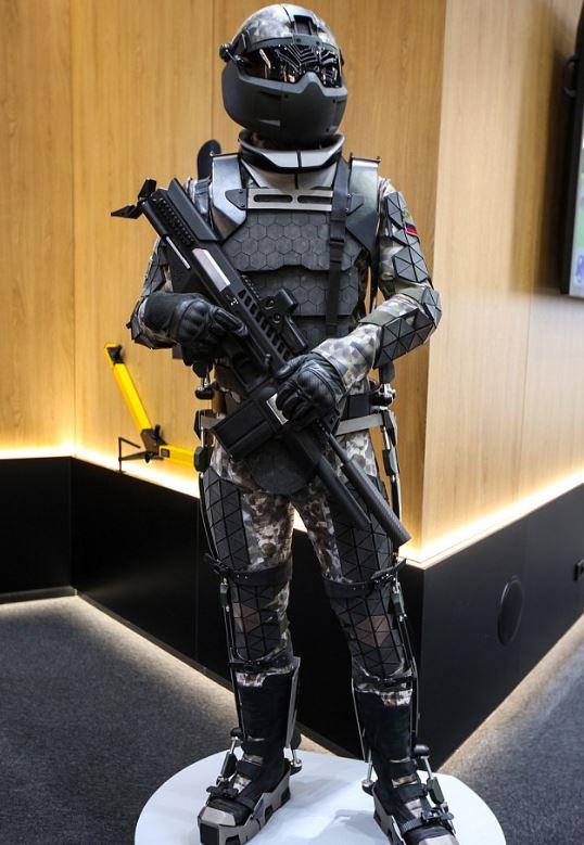 L'esoscheletro che trasforma i militari in soldati in stile Robocop La suit in stile Robocop indossata da un tester