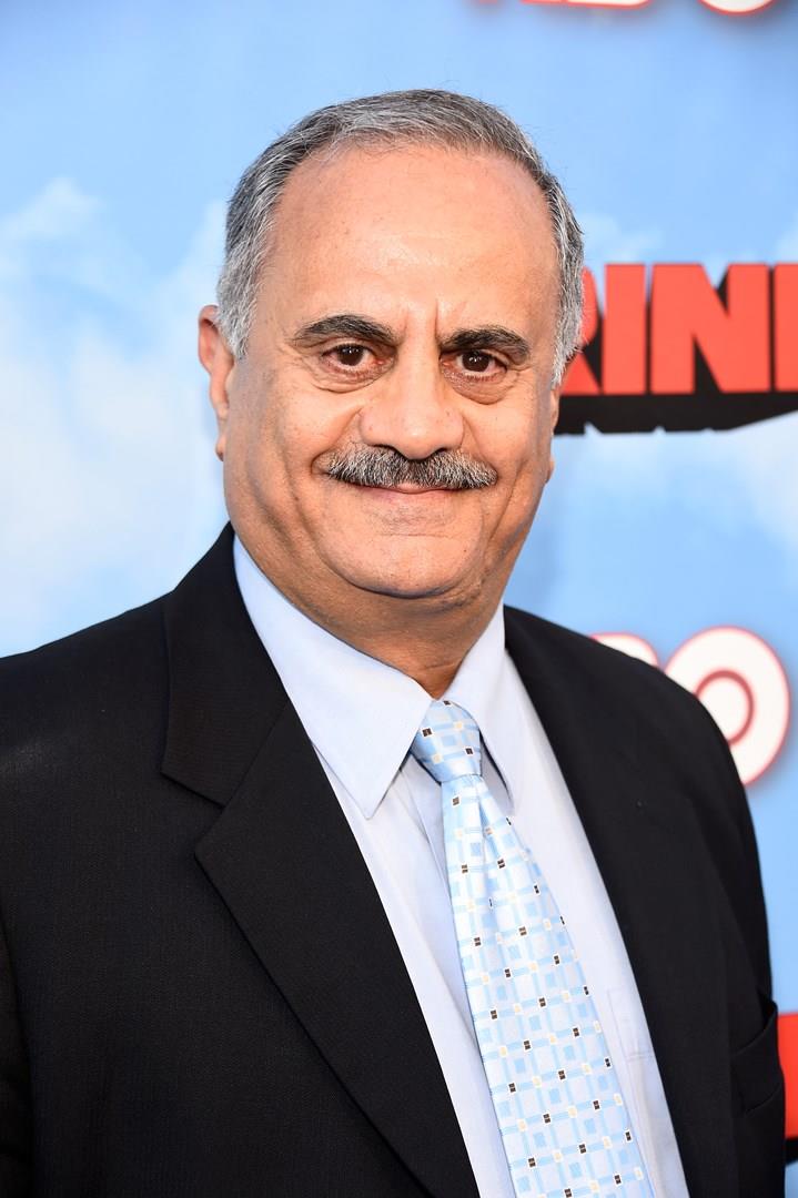 Marshall Manesh ha recitato in How I Met Your Mother Marshall Manesh posa per i fotografi
