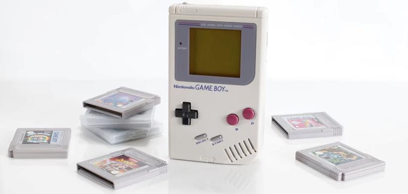 Nintendo regala un nuovo Game Boy a un'anziana cliente di 95 anni Game Boy originale