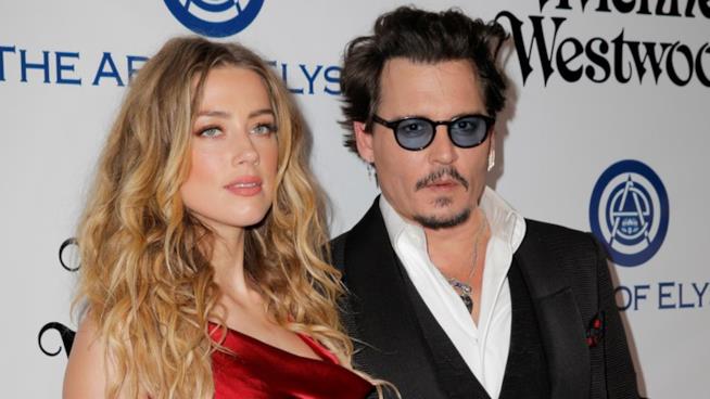 Johnny Depp fa causa a Amber Heard per diffamazione Amber Heard e Johnny Depp ai tempi del loro matrimonio