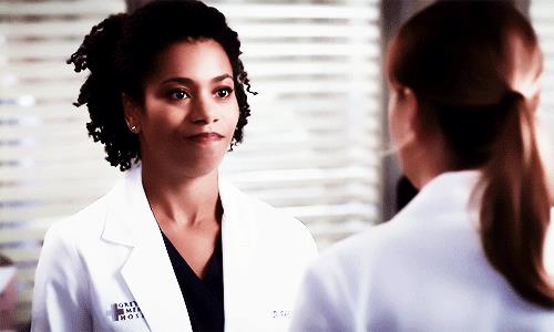 Maggie Pierce in una scena di Grey's Anatomy Kelly McCreary è Maggie Pierce in Grey's Anatomy