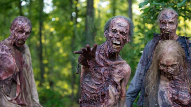 La fine di The Walking Dead è ancora lontana Gruppo di zombie dal set di The Walking Dead