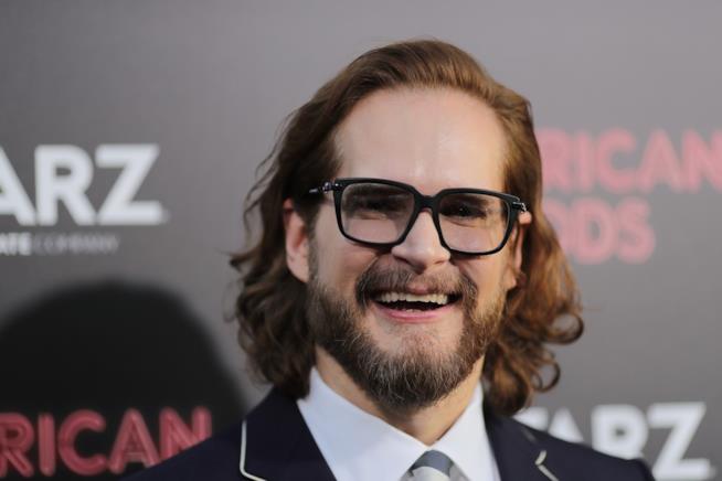 Bryan Fuller nel progetto della serie TV di Anne Rice Bryan Fuller sorridente in primo piano per American Gods