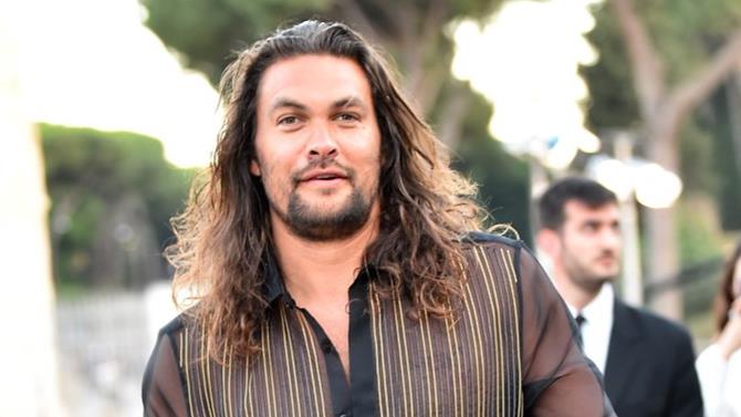 Jason Momoa ha festeggiato i 40 anni a Londra con Emilia Clarke e gli amici Jason Momoa alla sfilata di Fendi a Roma