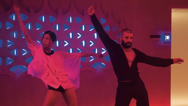 Oscar Isaac balla i più famosi pezzi pop grazie a Oscar Dances Un fotogramma di Ex Machina