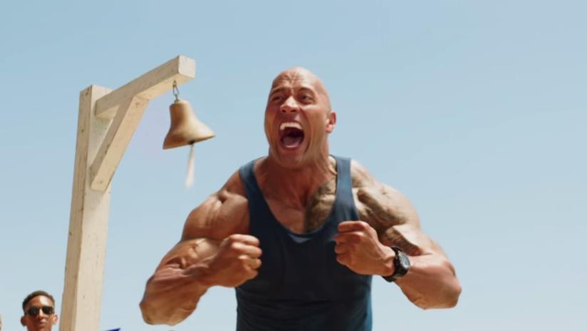 The Rock comunica ai fan che Baywatch era talmente brutto da vincere un Razzie Award in una categoria speciale, creata appositamente per il film! L'attore Dwayne Johnson nel film Baywatch