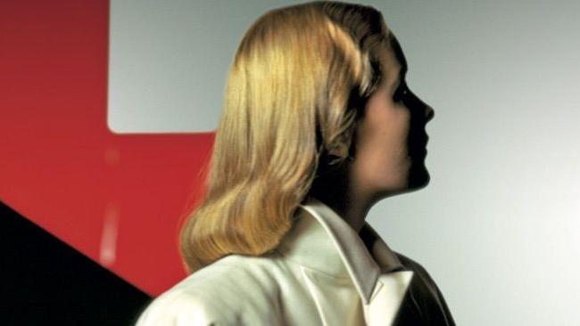 L'elegante copertina del nuovo libro di McGrath, La guardarobiera La cover del libro La guardarobiera, il nuovo dello scrittore inglese McGrath