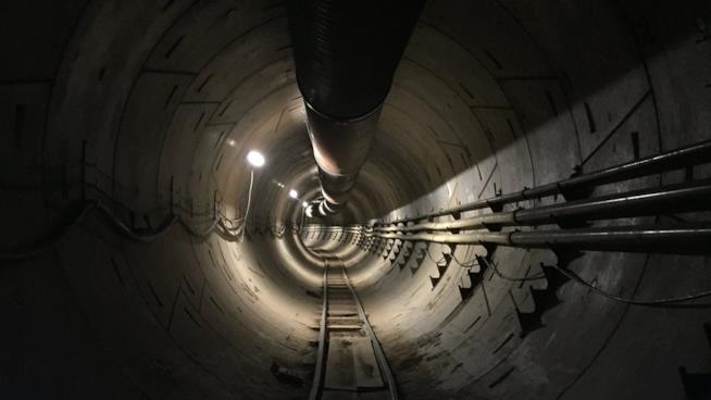 Il tunnel creato sotto Hawthorne a Los Angeles Il tunnel ad alta velocità di Elon Musk