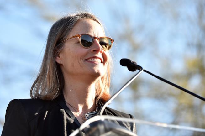 Jodie Foster ha preso parte ad una manifestazione contro Trump insieme a Michael J. Fox Primo piano di Jodie Foster