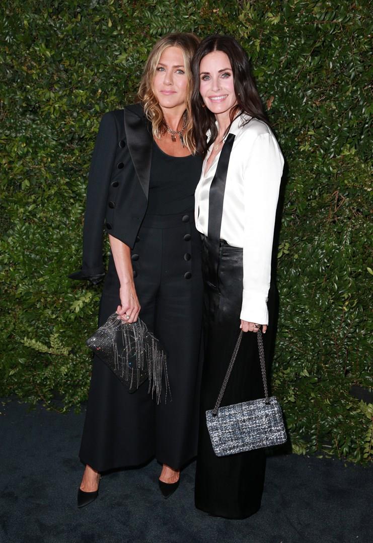 Jennifer Aniston e Courteney Cox Jennifer e Courteney vesiste di nero sul red carpet
