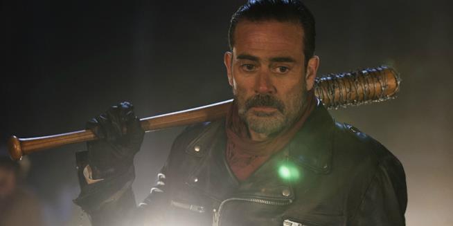 La vittima di Negan potrebbe essere svelata dal volo dei droni Negan in un'immagine del season finale di The Walking Dead 6