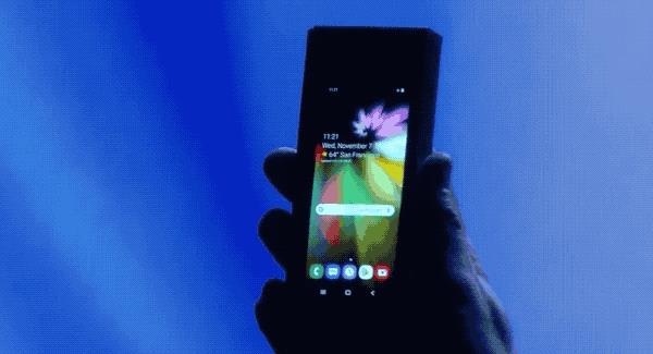 All'evento UNPACKED 2019 una versione completamente funzionante dello smartphone pieghevole di Samsung Una GIF mostra lo smartphone pieghevole di Samsung