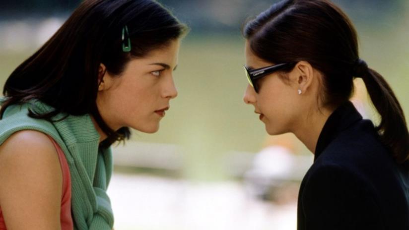 Mini-reunion tra Sarah Michelle Gellar, Selma Blair e il regista di Cruel Intentions Sarah Michelle Gellar e Selma Blair si guardano in una scena di Cruel Intentions