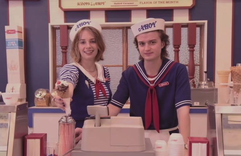 Steve di Stranger Things impegnato nel suo nuovo lavoro Steve, personaggio di Stranger Things 3