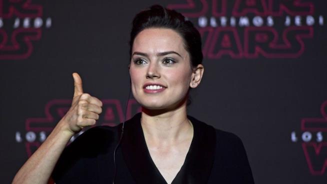 Daisy Ridley chiarisce le sue dichiarazioni sul futuro di Rey in Star Wars Daisy Ridley durante il tour promozionale de Gli Ultimi Jedi
