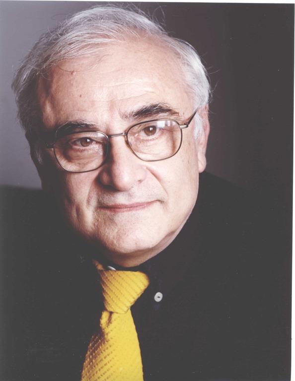 Max Bunker celebrerà i 50 anni del suo Alan Ford a Cartoomics 2019 Primo piano di Max Bunker, in camicia nera e cravatta gialla